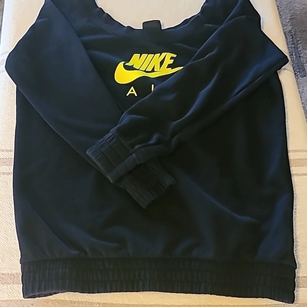 Nike women's sweatshirt Sz S. Scoop neck banded bottom and cuffs. (#1801C)
